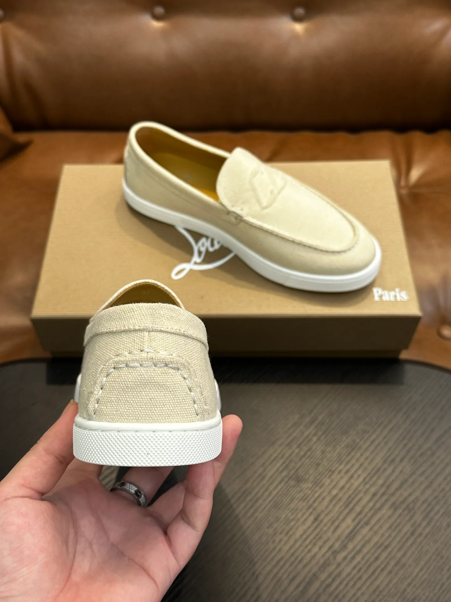 P760💰Christian Louboutin (red-soled shoes) Italian men’s casual sneakers are shipped! Each pair of shoes from this Italian handmade shoe brand has a simple and classic design, which is very comfortable and versatile! The upper fabric of this shoe is made of imported cowhide, with high-end and comfortable cowhide lining! The outsole is made of original rubber bottom sheets and is lined with cowhide! Brand-specific molded footbed, exclusive private mold control! Original box packaging, with shoe storage bag! 39 40 41 42 43 44 (38 45 46 customized)